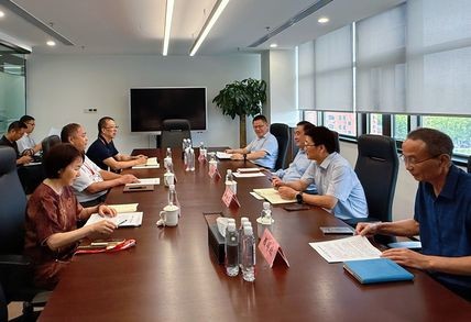 区人大常委会党组书记、主任王宏...